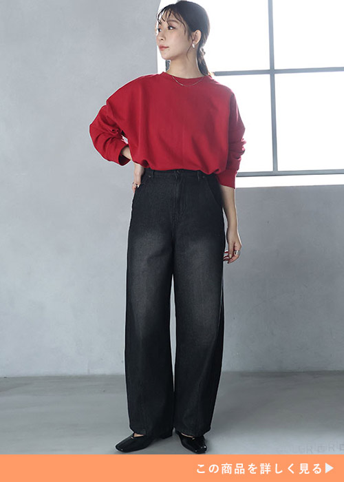 赤トップス×黒のバレルデニムをトップスインで着る女性