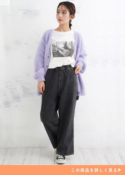 白のフォトTシャツ×ブラックのペインターパンツに、淡い紫のカーディガンを羽織る女性