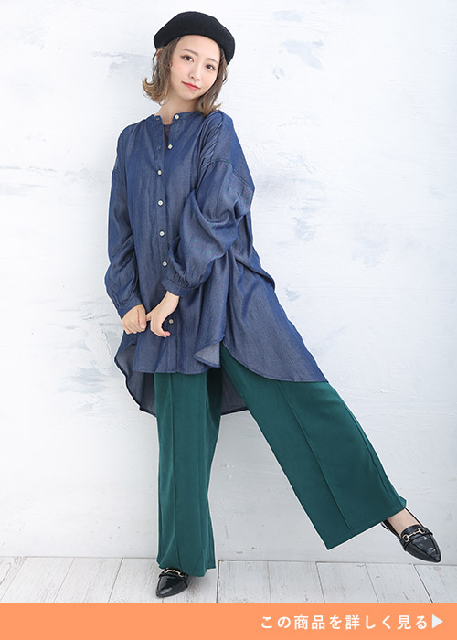 ネイビーのデニムチュニック×ダークグリーンのワイドパンツを着る女性