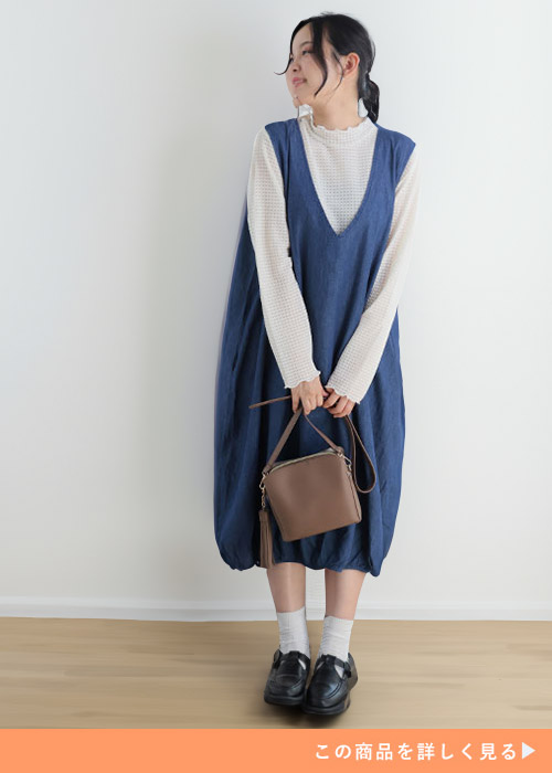 アイボリーのシアートップス×バルーンシルエットのデニムジャンスカを着る女性