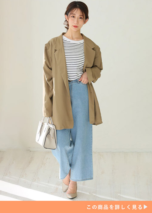 ボーダートップスとデニムパンツのコーデにカーキベージュのジャケットを羽織る女性