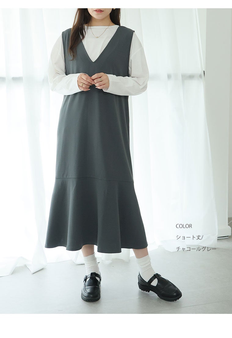 Vネックワンピースを着る女性