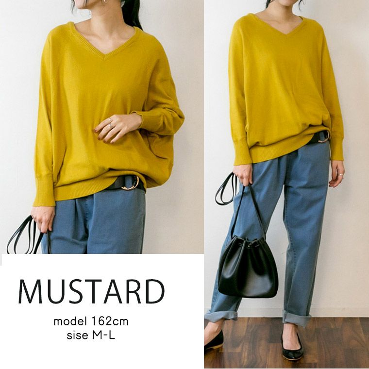 マスタードの綿ニットトップス×デニムを着ている女性