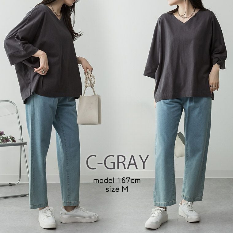 黒Tシャツ×デニムパンツを着る女性