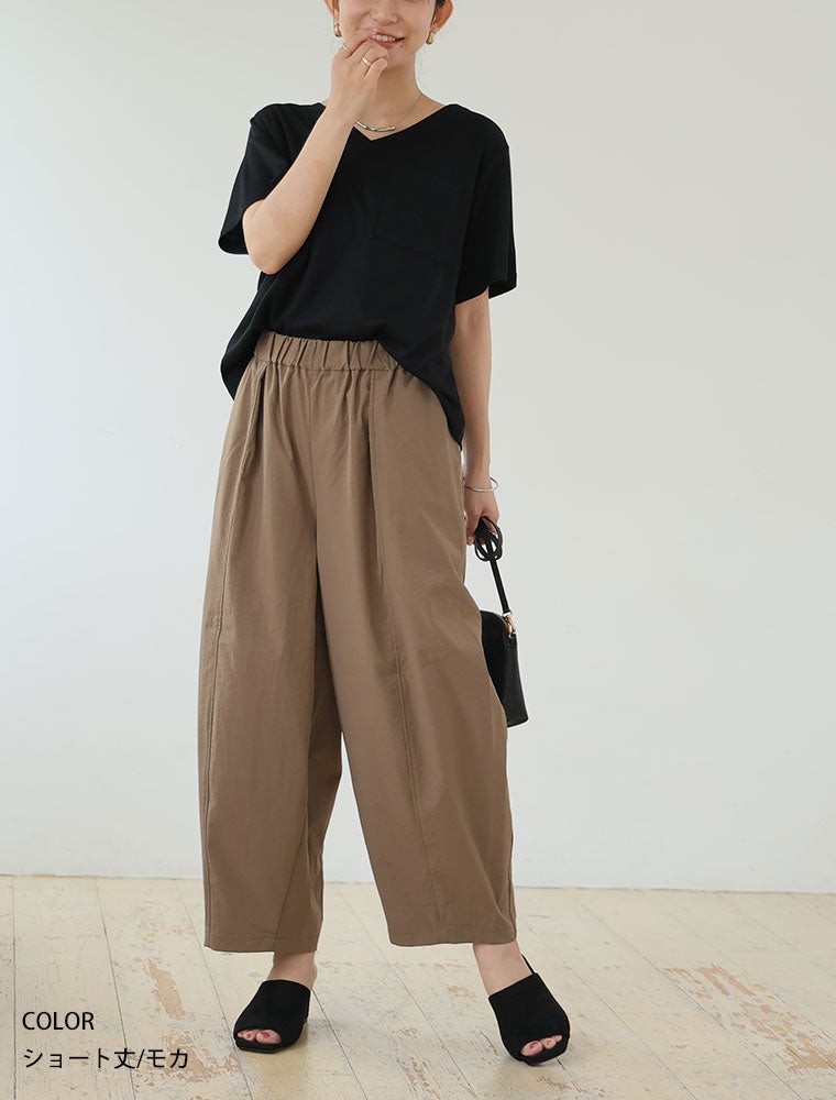 Tシャツをモカのバレルパンツにトップスインして着る女性