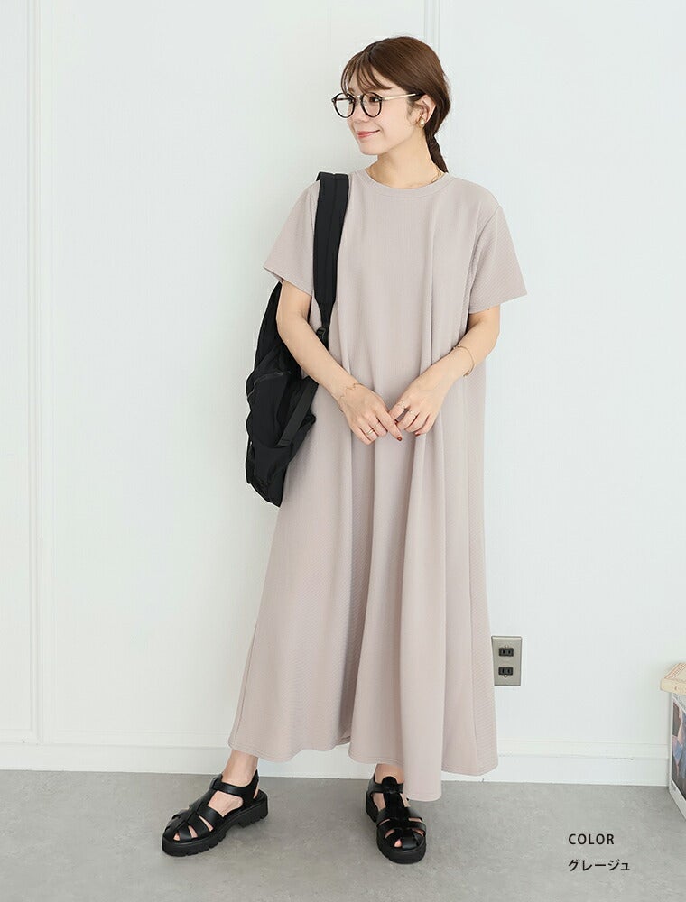 グレージュのワンピースを着る女性