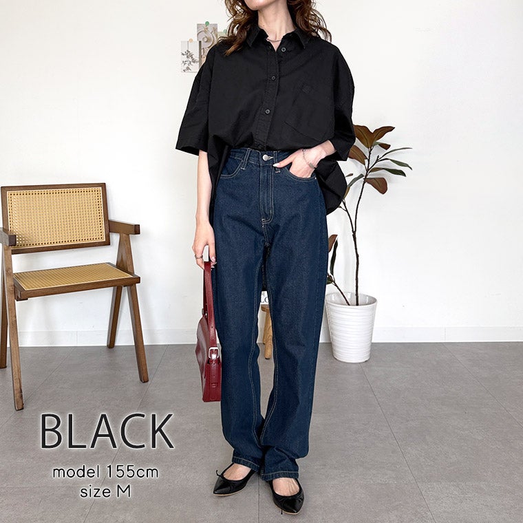 麻綿オーバーサイズシャツを着る女性