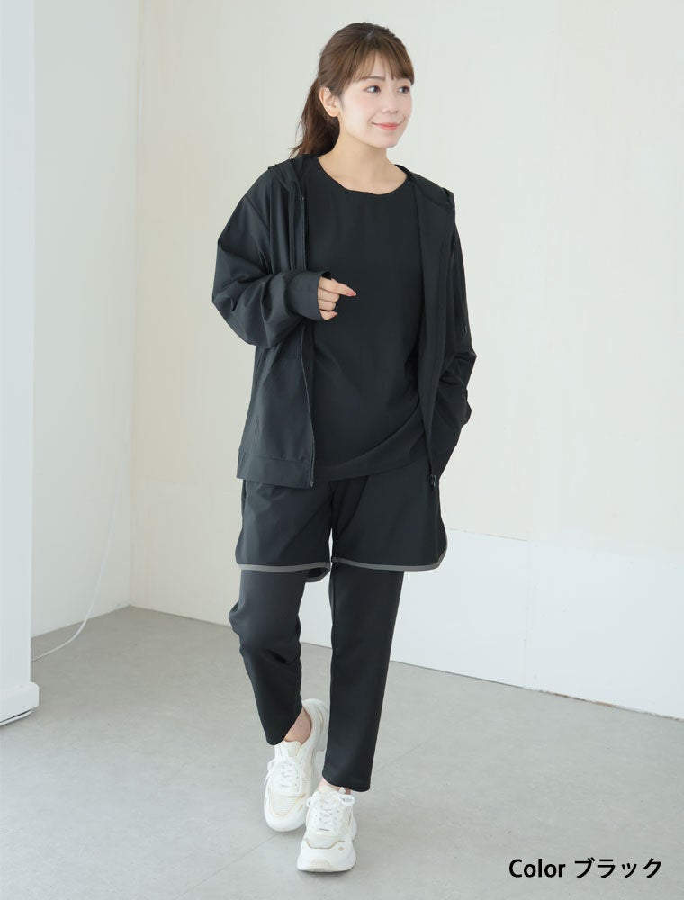 黒T×黒パンツに黒のパーカーを羽織り、スニーカーを履く女性