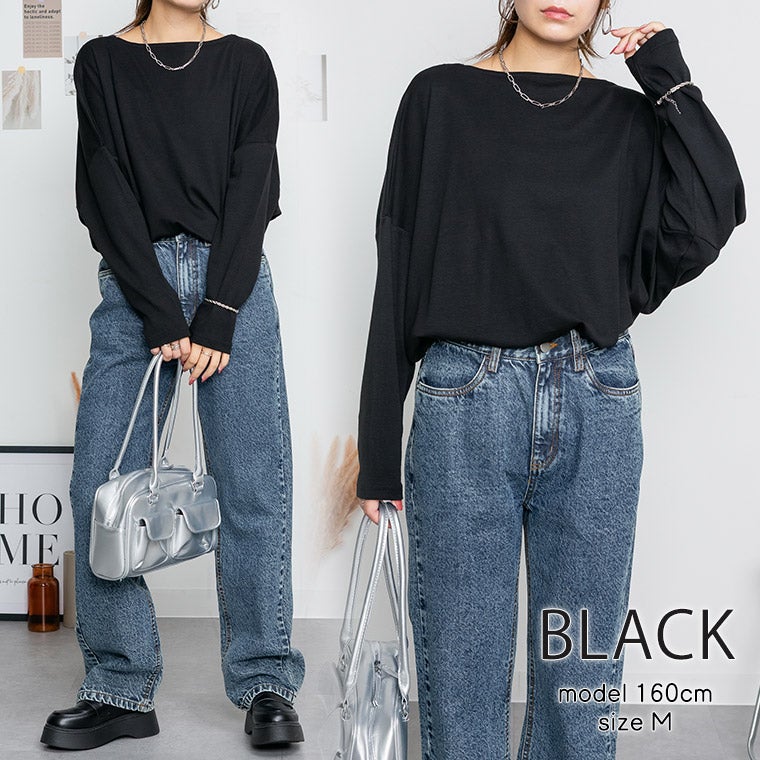 黒のドルマンニット×デニムを履く女性