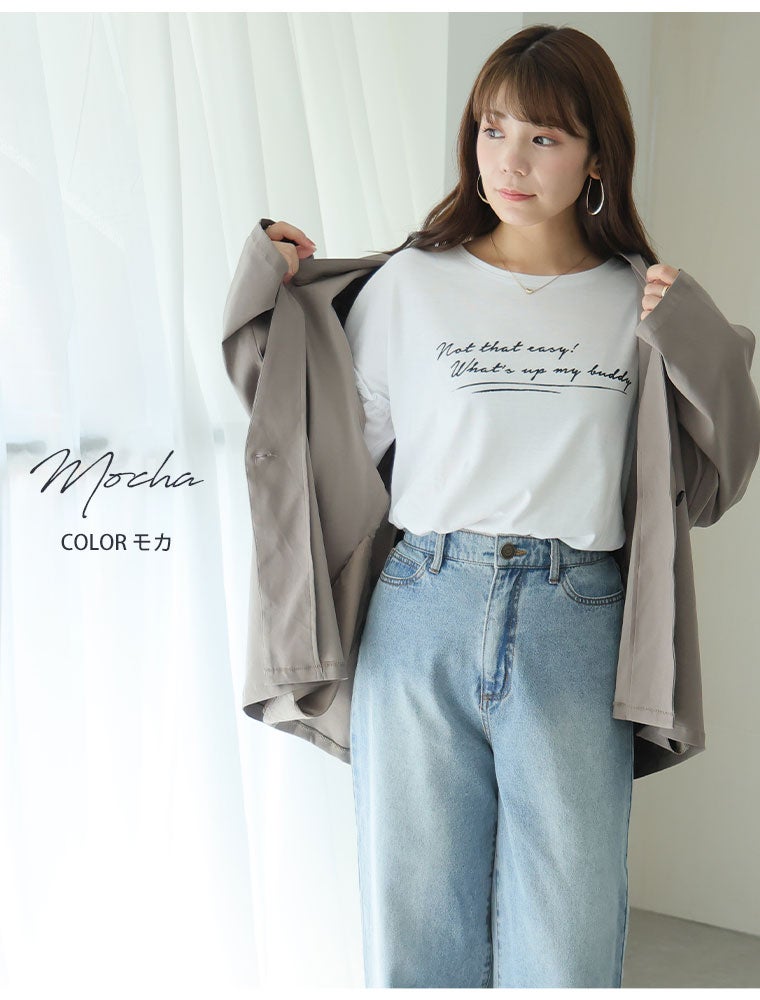 白のロゴT×デニムにジャケットを羽織る女性