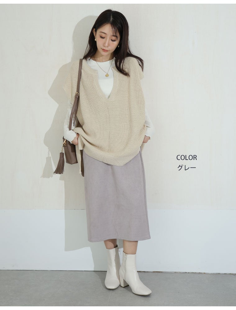 リブスカートと白のトップスにベージュのベストを合わせたコーデ